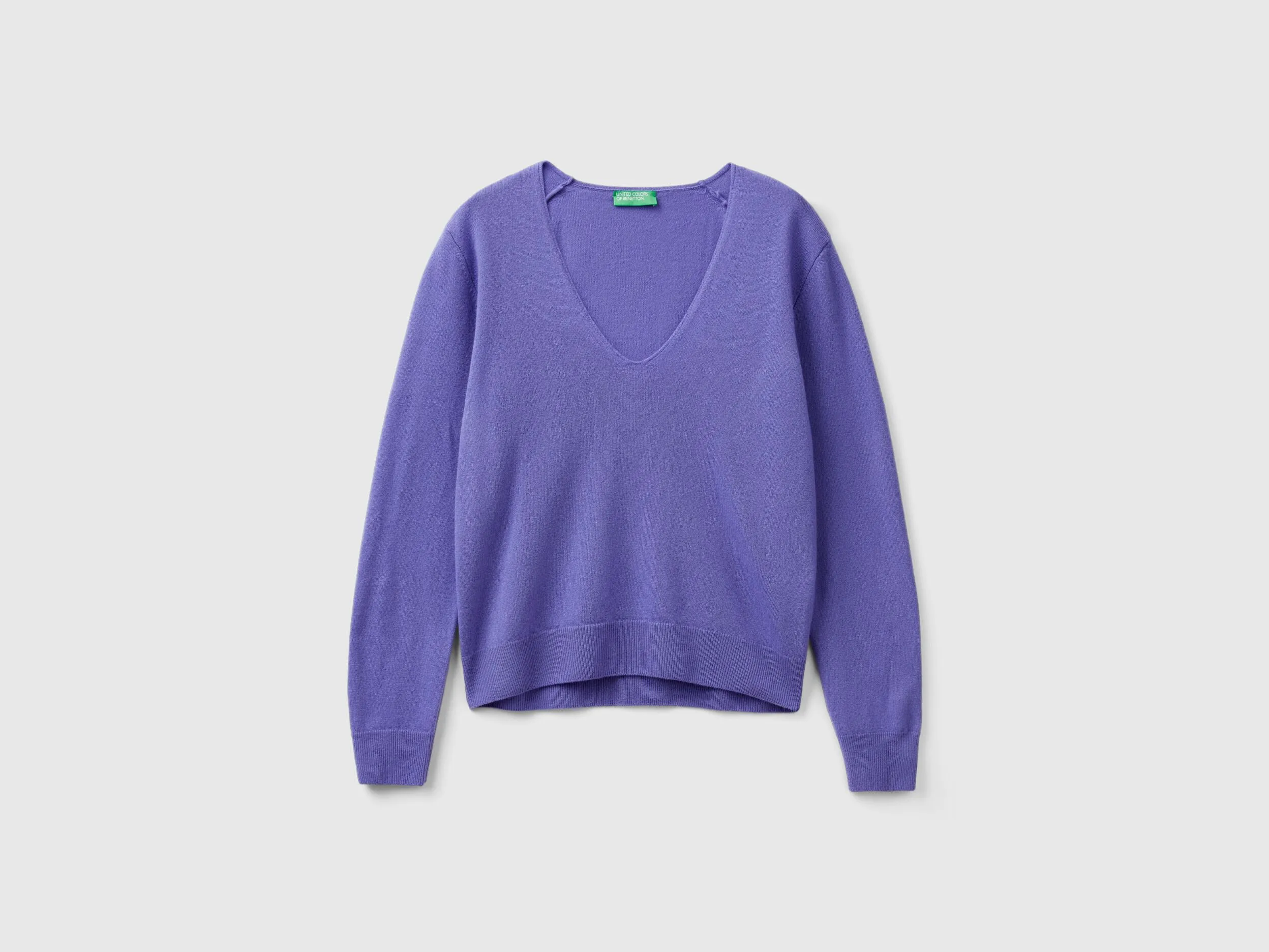 Purple V-neck sweater in pure Merino wool - Purple | Benetton