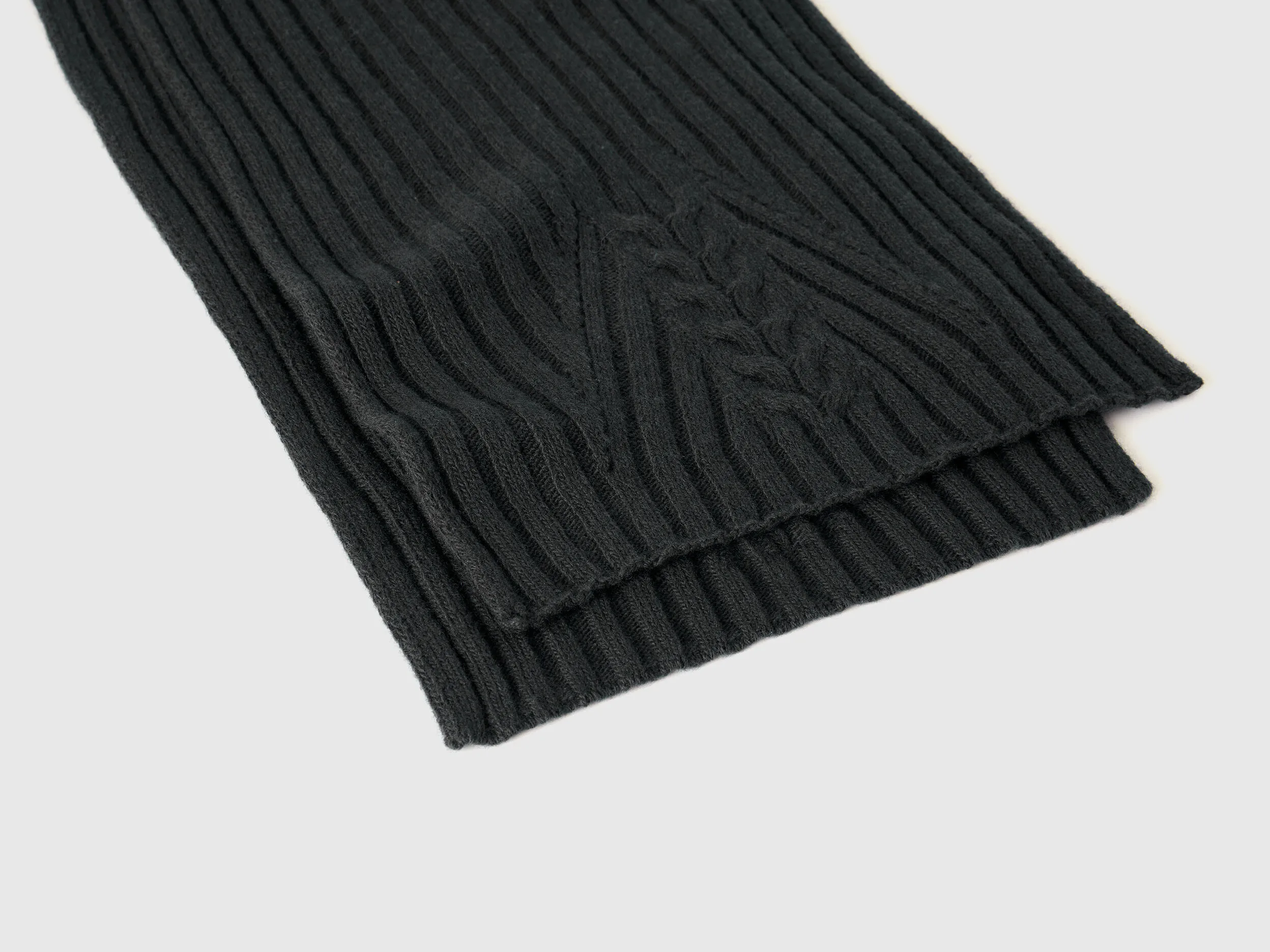 Scarf with cable knit - Black | Benetton